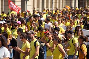 Milers de docents es manifesten a Barcelona amb to reivindicatiu i festiu amb motiu de la vaga a tot Catalunya