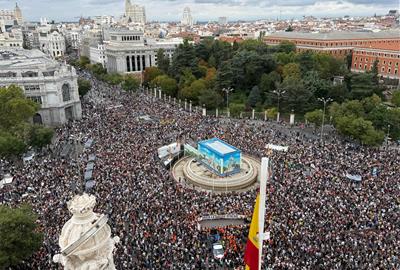 Milers de persones protesten a la plaça Cibeles de Madrid en una concentració pel dret a l'habitatge. ACN / Javier Barbancho
