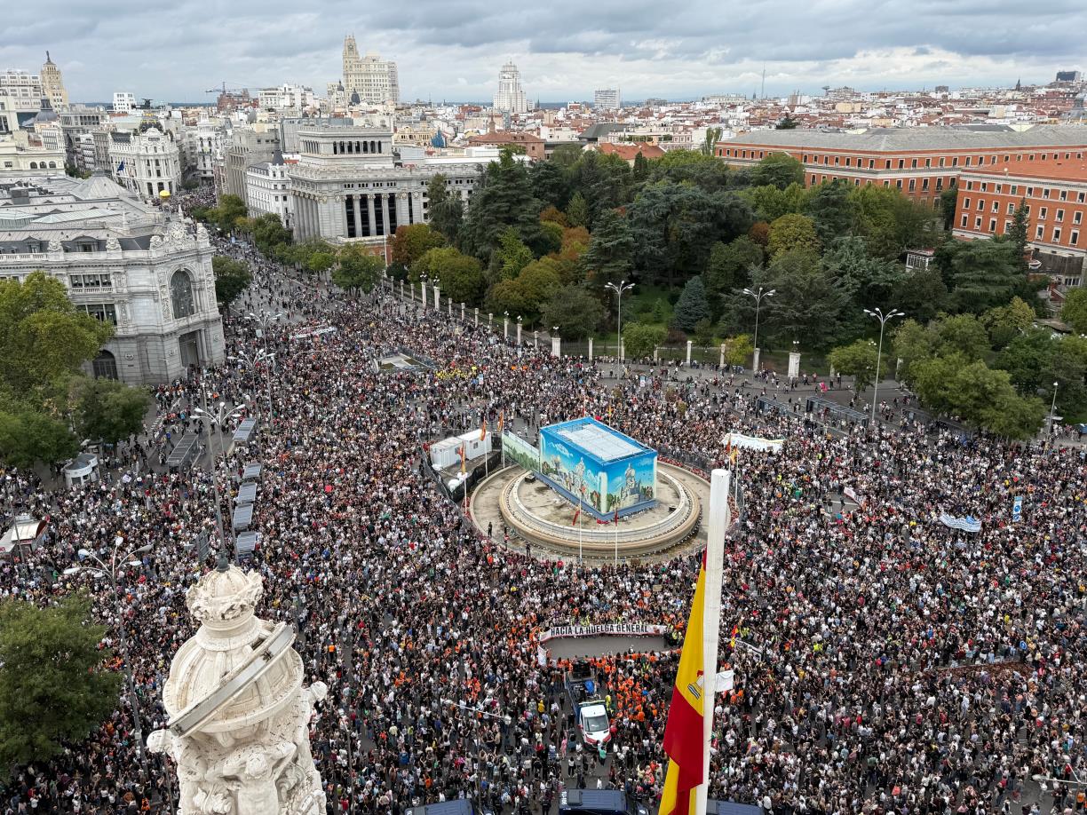 Milers de persones protesten a la plaça Cibeles de Madrid en una concentració pel dret a l'habitatge. ACN / Javier Barbancho