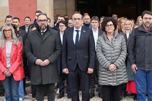 Minut de silenci davant la façana del Parlament pel maquinista mort a Gelida i l'home arrossegat per la riera. ACN