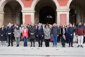 Minut de silenci davant la façana del Parlament pel maquinista mort a Gelida i l'home arrossegat per la riera