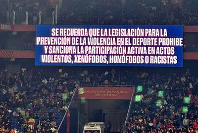 Missatge al marcador de l'estadi durant el partit de la selecció. RFEF