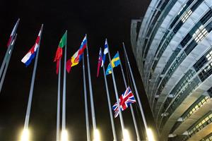 Moment d'arriar la bandera del Regne Unit de l'edifici del Parlament Europeu a Estrasburg el 31 de gener del 2020 . ACN