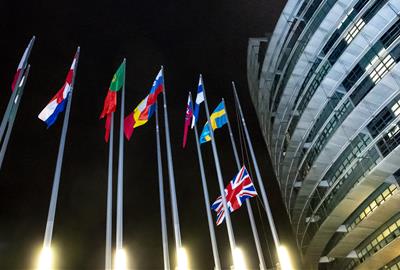 Moment d'arriar la bandera del Regne Unit de l'edifici del Parlament Europeu a Estrasburg el 31 de gener del 2020 . ACN