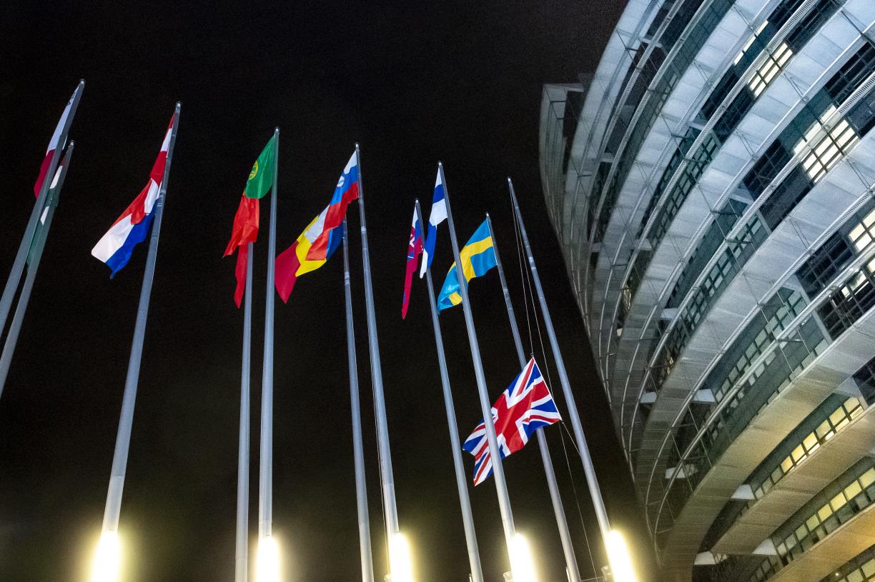 Moment d'arriar la bandera del Regne Unit de l'edifici del Parlament Europeu a Estrasburg el 31 de gener del 2020 . ACN