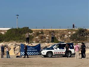 Mossos d'esquadra al lloc dels fets a la platja de la Farola. Eix