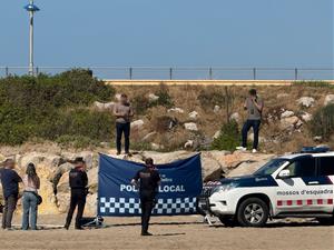 Mossos d'esquadra al lloc dels fets a la platja de la Farola