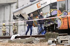 Mossos i Bombers analitzen l'estat del tren accidentat a Gelida. ACN / Jordi Pujolar