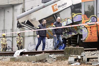 Mossos i Bombers analitzen l'estat del tren accidentat a Gelida. ACN / Jordi Pujolar