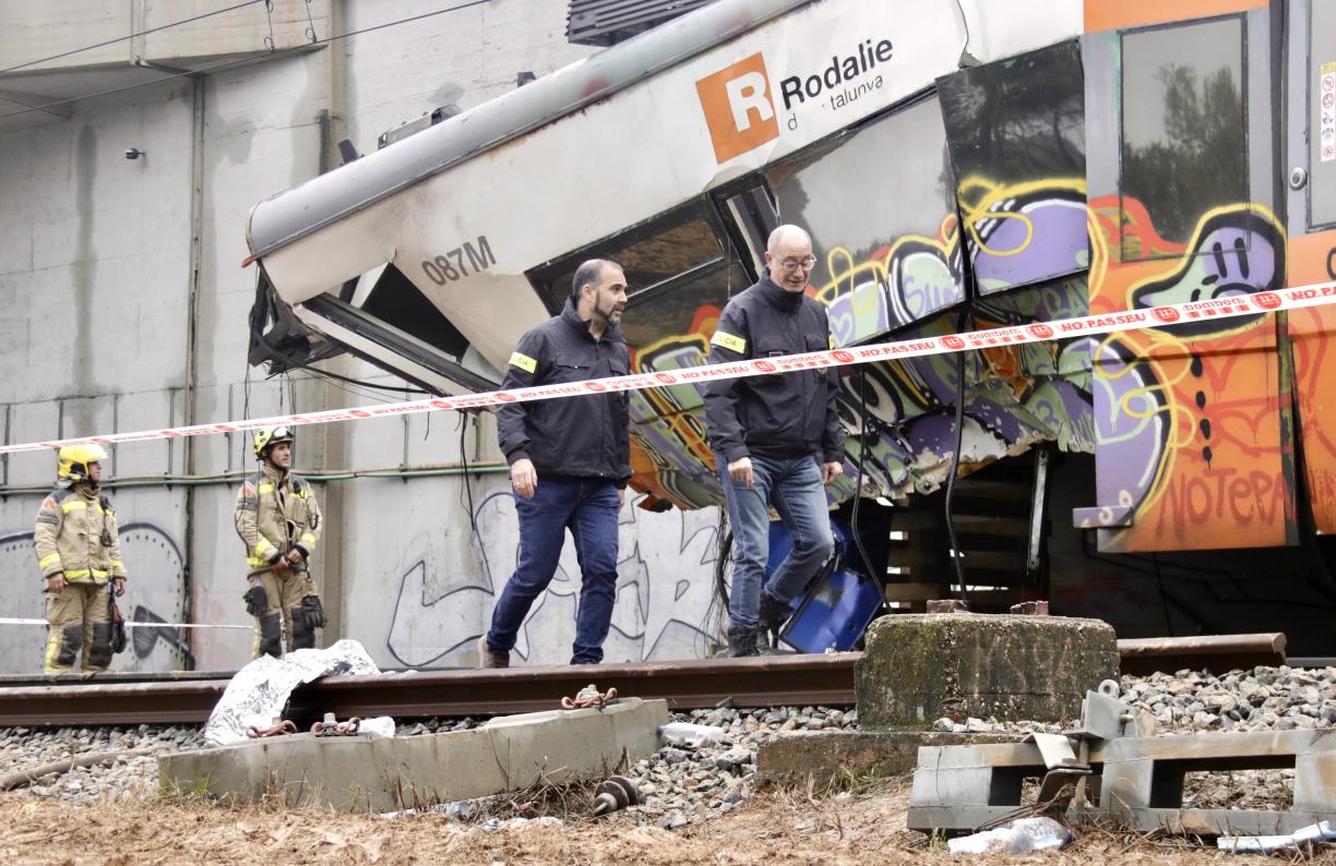 Mossos i Bombers analitzen l'estat del tren accidentat a Gelida. ACN / Jordi Pujolar
