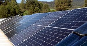 Mostruari de plaques solars a l'empresa Sud Renovables. Nia Escolà