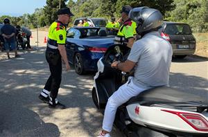Motoristes aturats a la carretera durant un control dels Mossos d'Esquadra. ACN / Gerard Vilà