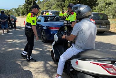 Motoristes aturats a la carretera durant un control dels Mossos d'Esquadra. ACN / Gerard Vilà