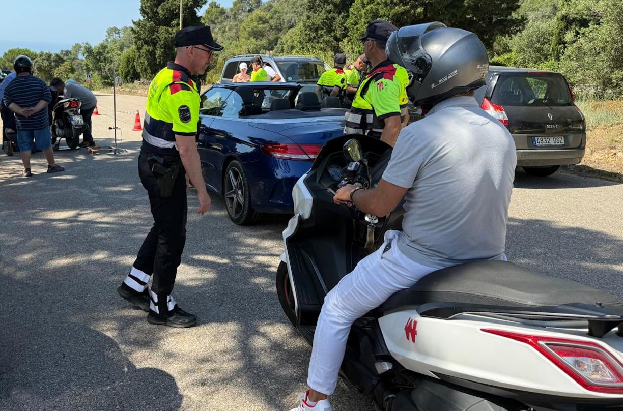 Motoristes aturats a la carretera durant un control dels Mossos d'Esquadra. ACN / Gerard Vilà