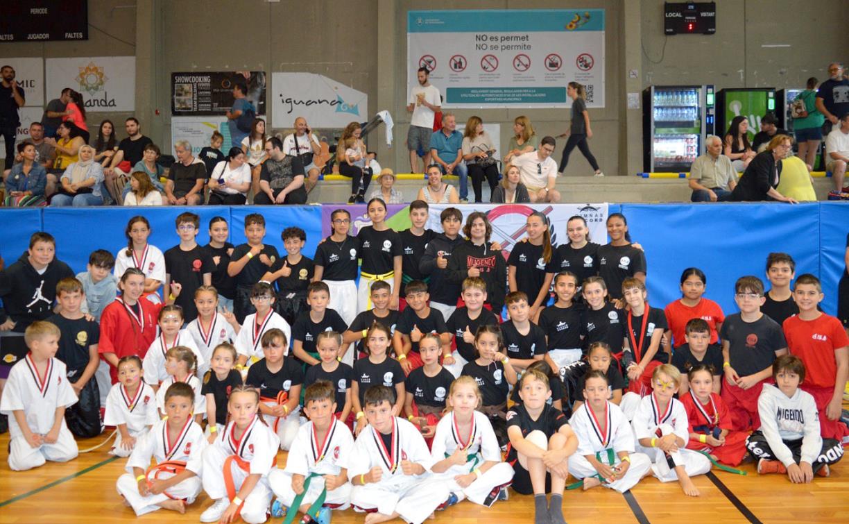 L'equip de Mugendo Dōmei. Eix