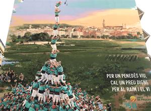 Mural de Núria Riba a la paret més visible de l’ambulatori de Vilafranca, a la plaça del Penedès. Eix