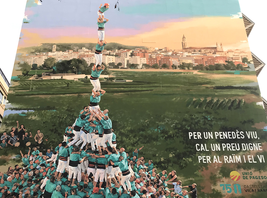 Mural de Núria Riba a la paret més visible de l’ambulatori de Vilafranca, a la plaça del Penedès. Eix