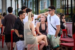 Només el 15% dels ciutadans parlen exclusivament en català amb els amics, la xifra més baixa dels últims 20 anys. ACN