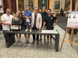 Nou ciutadans i ciutadanes viuran la Festa Major de Vilafranca des del balcó de la Casa de la Vila. Ajuntament de Vilafranca