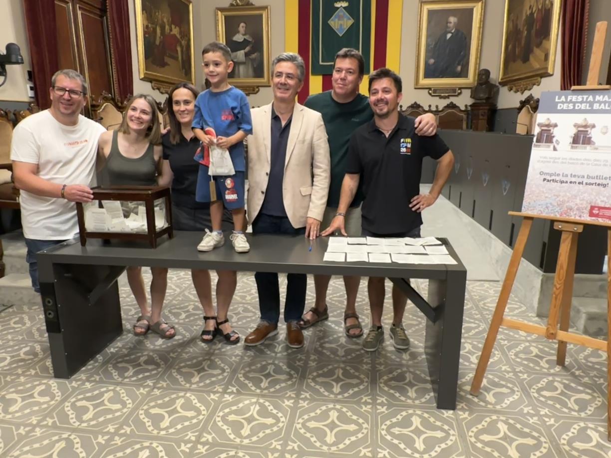 Nou ciutadans i ciutadanes viuran la Festa Major de Vilafranca des del balcó de la Casa de la Vila. Ajuntament de Vilafranca