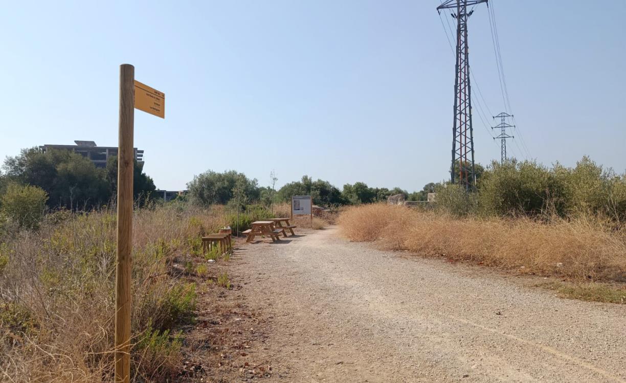 Nova senyalitzacio i refugi de la Via Augusta . Eix