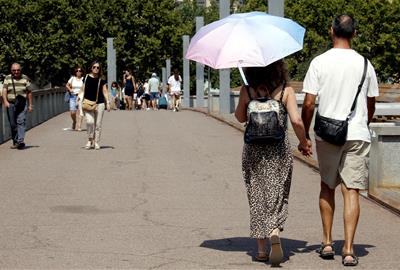 Onada de calor, paraigues, sol. ACN / Roger Segura