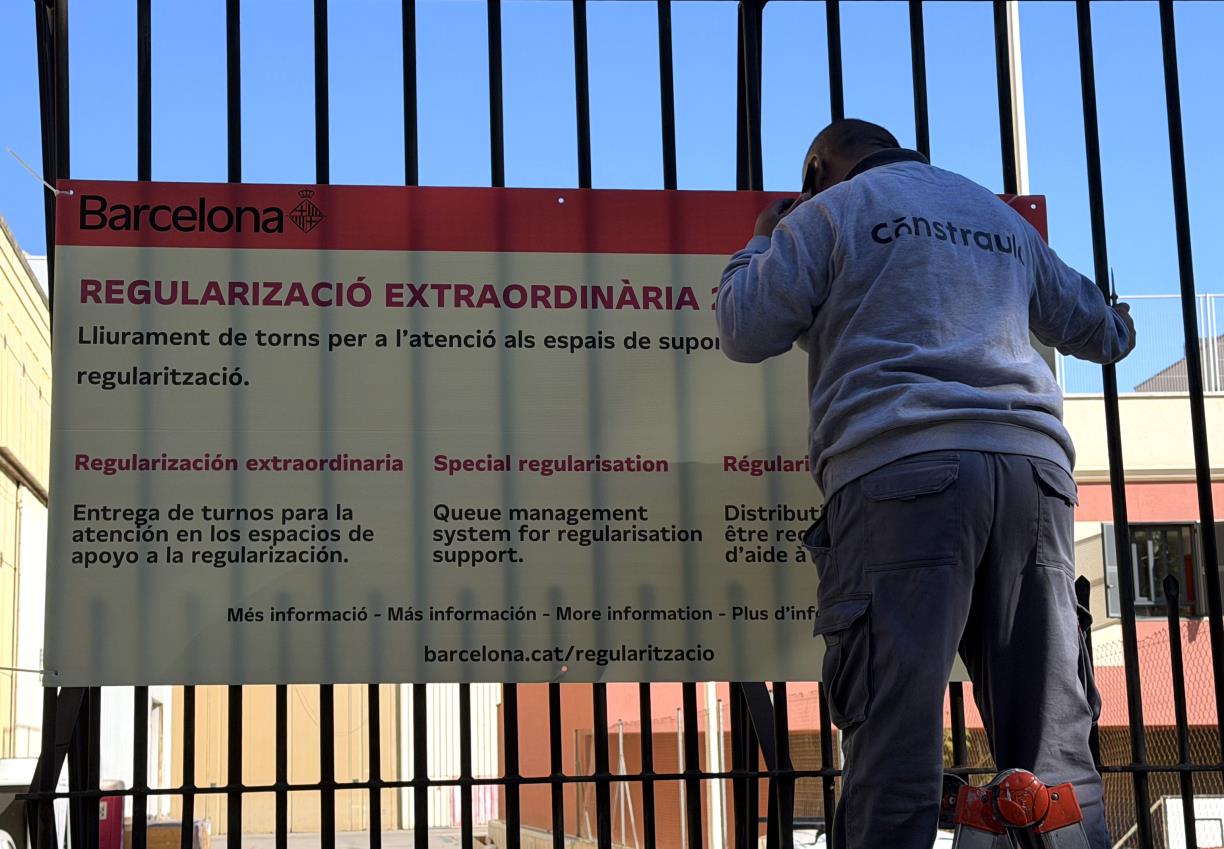 Operaris de Fira de Barcelona de Montjuïc preparen el procés de regularització. ACN / Bernat Vilaró