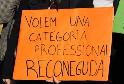 Imatge d'arxiu. Pancarta que reclama que la professionalització de les vetlladores . ACN / Martí Pernía