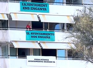 Pancartes contra els jugadors de petanca de Calafell. Eix