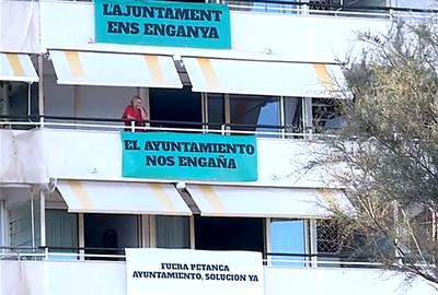 Pancartes contra els jugadors de petanca de Calafell. Eix