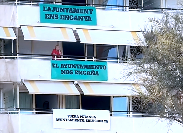 Pancartes contra els jugadors de petanca de Calafell. Eix