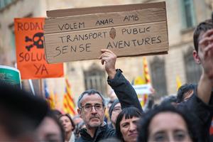 Pancartes reivindicatives de la manifestació convocada per una vintena d'entitats per denunciar la situació de Rodalies a Barcelona . ACN / Jordi Borr