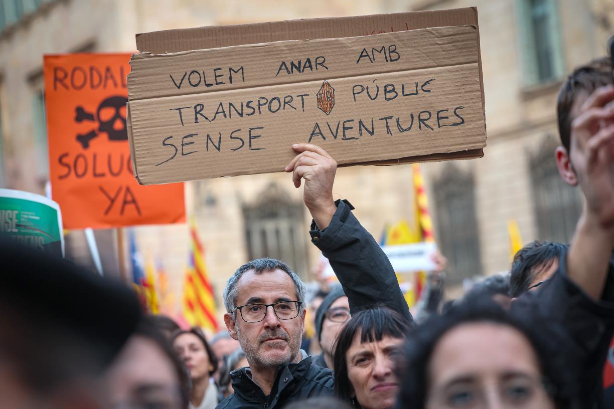 Pancartes reivindicatives de la manifestació convocada per una vintena d'entitats per denunciar la situació de Rodalies a Barcelona . ACN / Jordi Borr