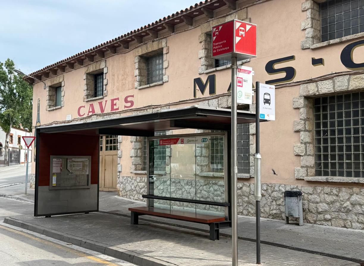 Parada d’autobusos de la Rambla de Sant Sadurní d’Anoia. Eix