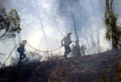 Parlon diu que l'incendi de l'Anoia evoluciona bé i que les pròximes hores seran "decisives" per donar-lo per controlat. ACN