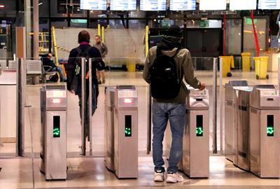 Passatgers a l'estació de Sants aquest dijous a primera hora del matí . ACN / Gerard Escaich