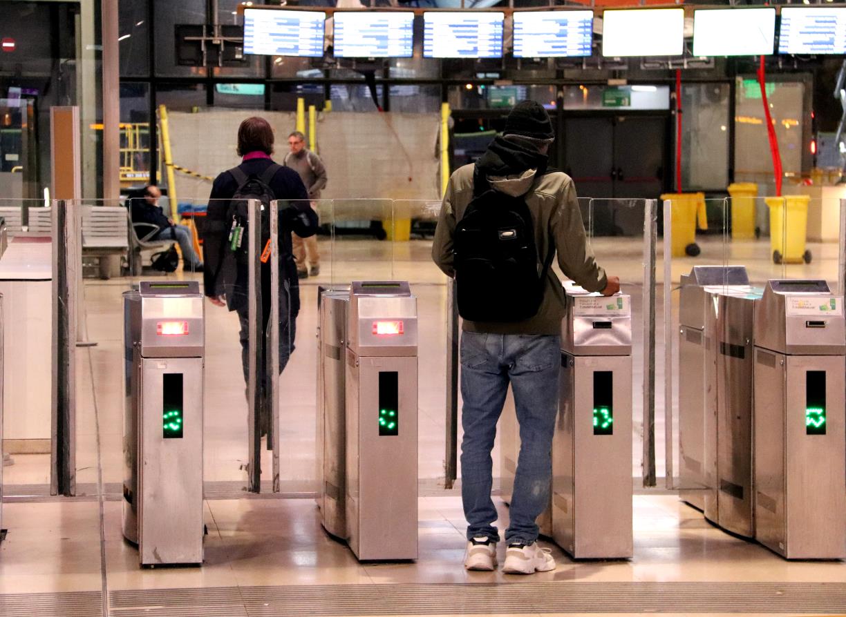 Passatgers a l'estació de Sants aquest dijous a primera hora del matí . ACN / Gerard Escaich