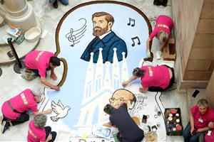 Pau Casals i Antoni Gaudí desplacen Sant Jordi de la catifa floral del Parlament per la diada. ACN