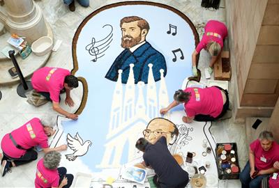 Pau Casals i Antoni Gaudí desplacen Sant Jordi de la catifa floral del Parlament per la diada. ACN