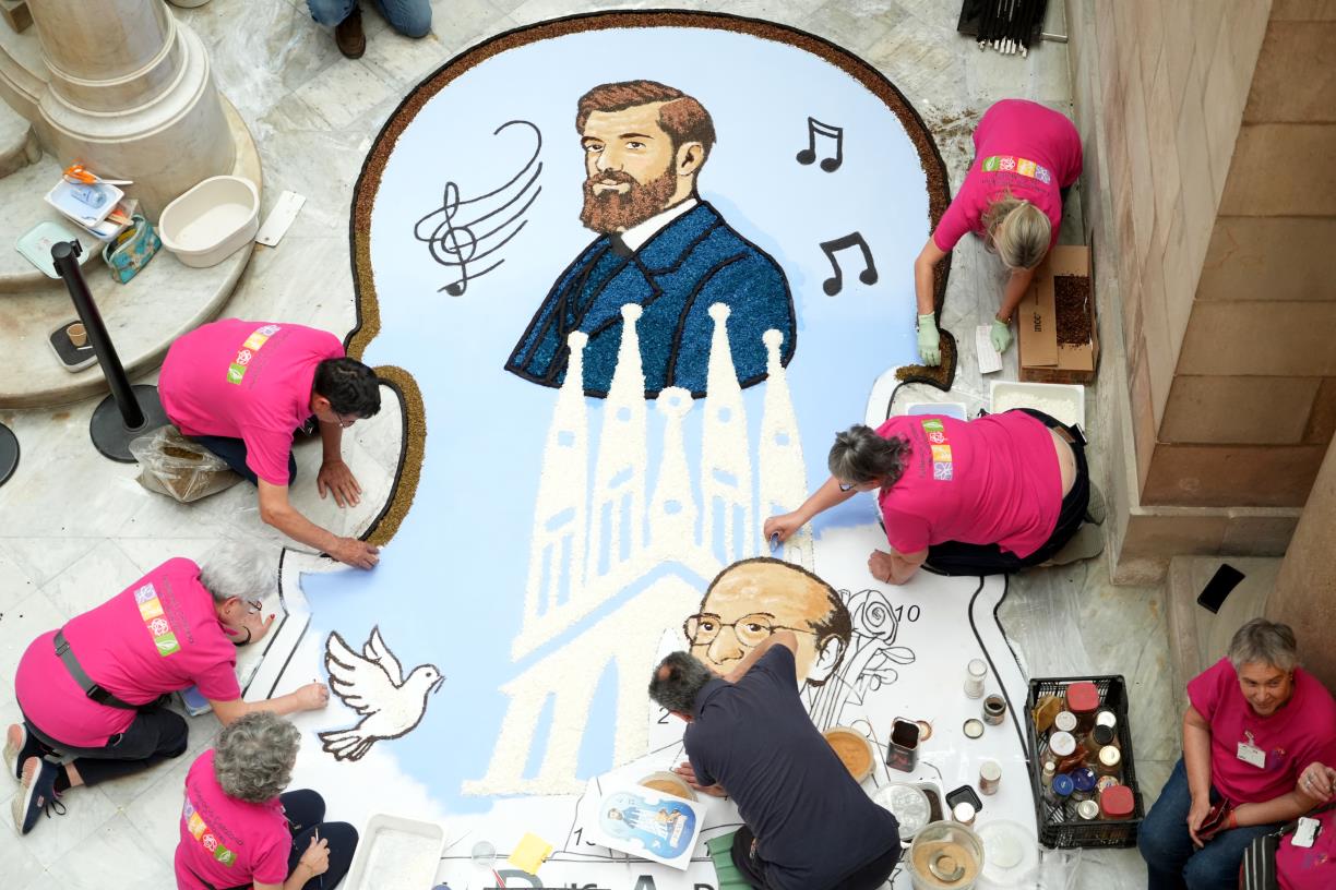 Pau Casals i Antoni Gaudí desplacen Sant Jordi de la catifa floral del Parlament per la diada. ACN