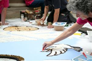 Pau Casals i Antoni Gaudí desplacen Sant Jordi de la catifa floral del Parlament per la diada