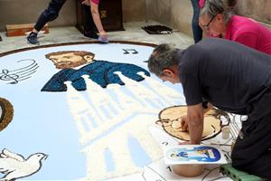 Pau Casals i Antoni Gaudí desplacen Sant Jordi de la catifa floral del Parlament per la diada