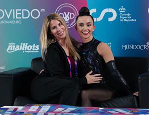 Paula Mensa amb la seva entrenadora. Eix