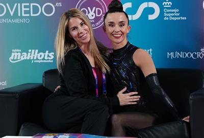 Paula Mensa amb la seva entrenadora. Eix