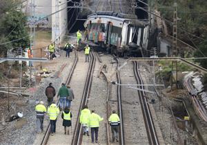 Personal de Renfe al lloc de l’accident ferroviari de Gelida. ACN / Albert Segura