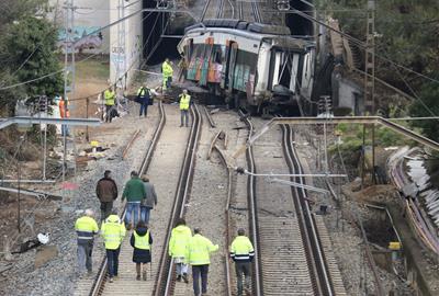 Personal de Renfe al lloc de l'accident ferroviari de Gelida. ACN / Albert Segura