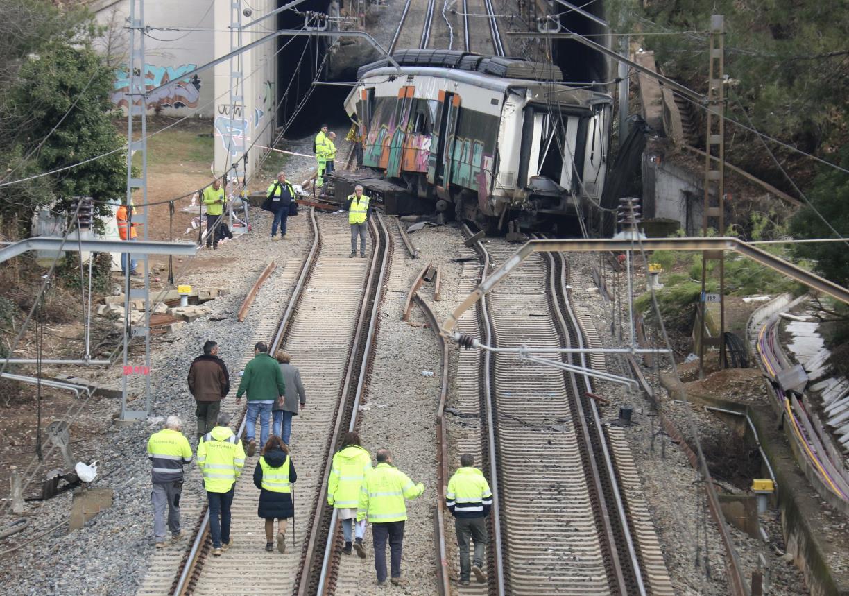 Personal de Renfe al lloc de l’accident ferroviari de Gelida. ACN / Albert Segura