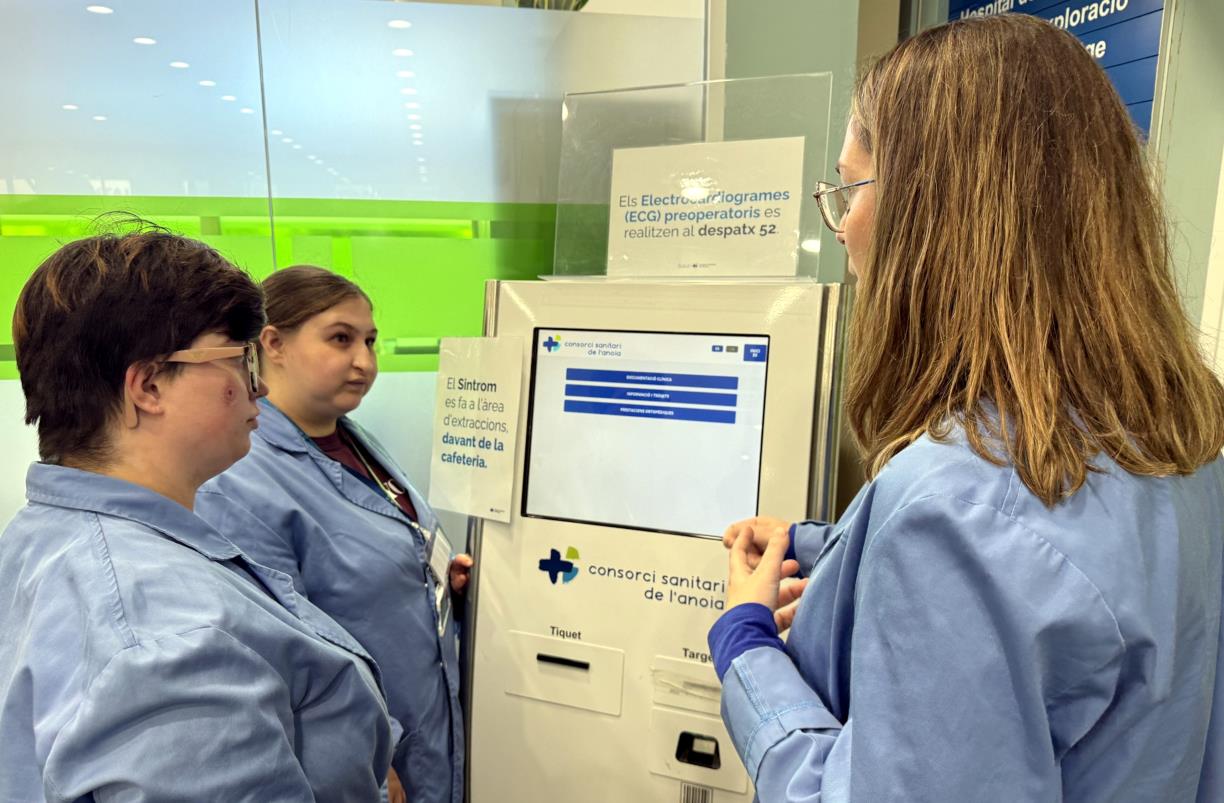 Persones amb discapacitat intel·lectual fan d'informadors a l'Hospital d'Igualada. ACN