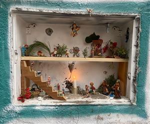 El pessebre, dins un forat del carrer de la Creu. Josep Maria Ràfols