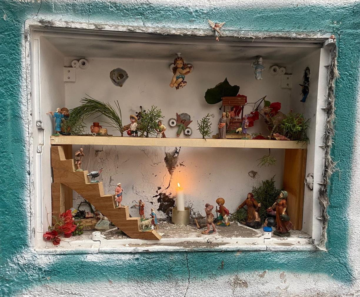 El pessebre, dins un forat del carrer de la Creu. Josep Maria Ràfols